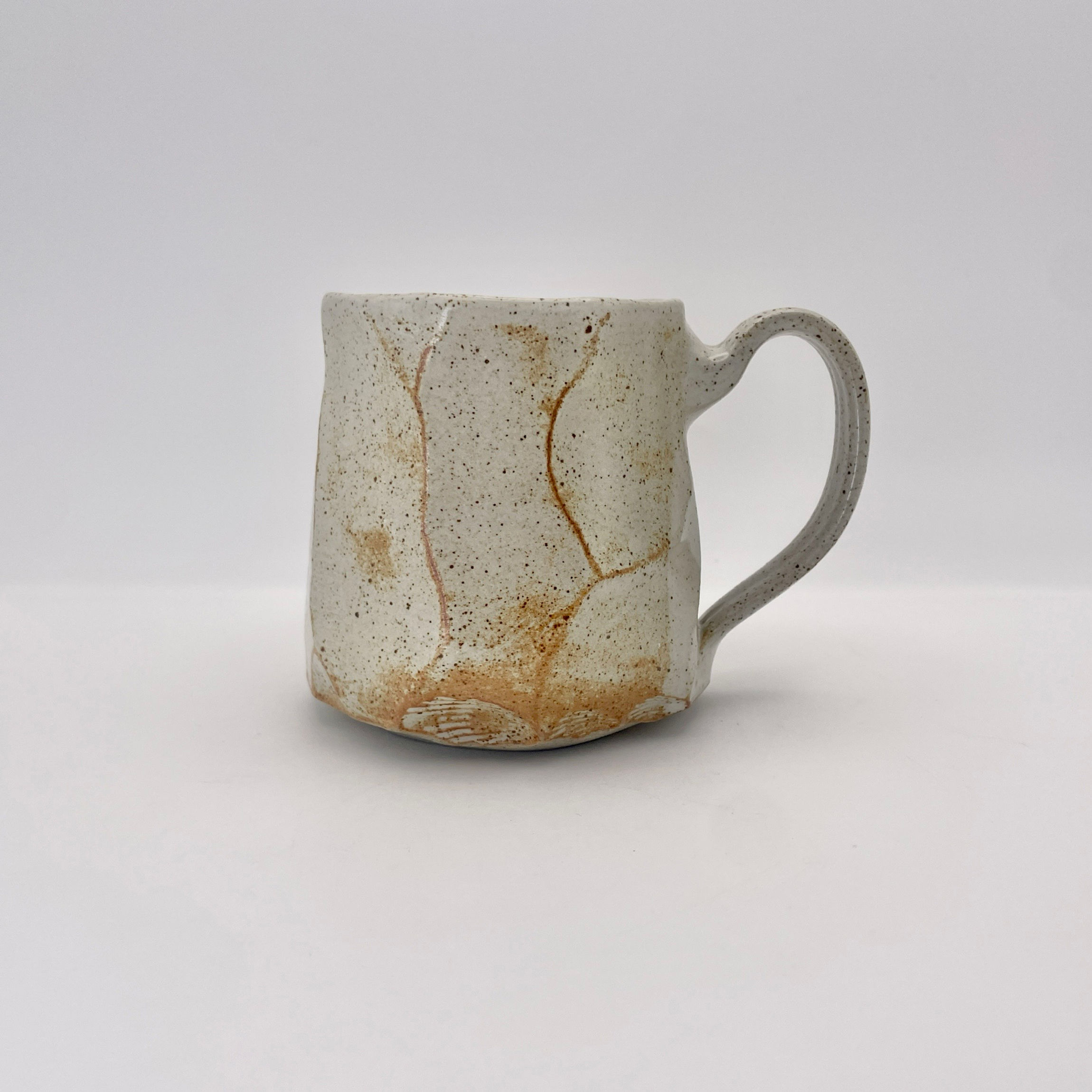Faceted mug in burnt white