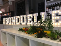 Pasākumu organizēšana, korporatīvie pasākumi, balles, privāto pasākumu organizēšana, vides dizains, dekorēšana, pasākumi, online pasākumi, komandas saliedēšanas pasākumi, dekorācijas, stendi, reklāmas stendi, dāvanas, radošas idejas, BTL mārketinga aktivizācijas, prezentācijas, promocijas, online ballītes, deco, deko, dekorāciju noma, atklāšanas pasākumi, dzimšanas dienas, kāzas, kāzu svinības, kāzu organizēšana, HUG'O event, HUG'O, hugoevent.lv, hugoevent, agnese tomiņa, agnese eglīte, skalogu dizains, sajūtu dizains, tiešsaistes pasākumi, konferences, hibrīdpasākumi, events, pasākumu aģentūra, aģentūra, sporta spēles, mazie pasākumi, izklaides pasākumi, stends, hosti, promoteri, īstermiņa personāla noma, koncepta izstrāde, svētku noformējums