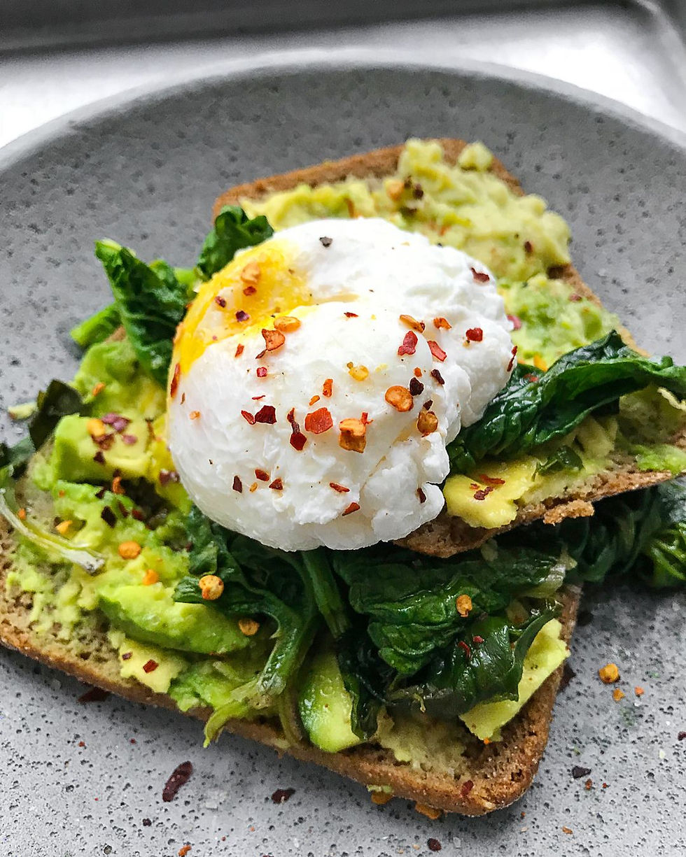 Torrada gourmet com abacate, espinafre e ovo poché coberto com pimenta. Café da manhã delicioso em Atibaia.