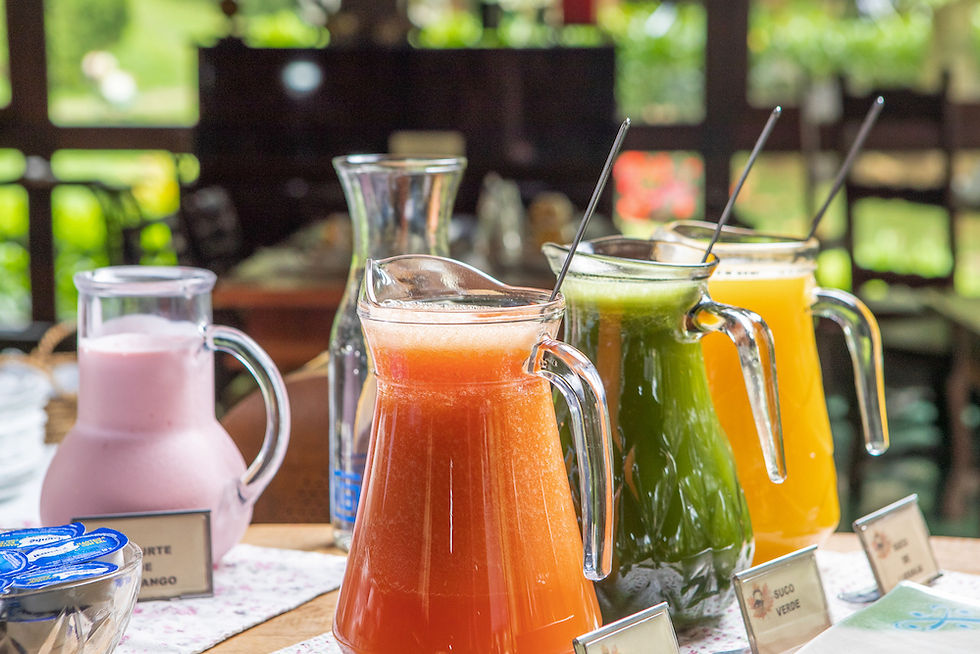 Jarras de Suco, Delicioso Café da Manhã da Pousada Cantos e Contos, localizada em Monte Verde, Minas Gerais