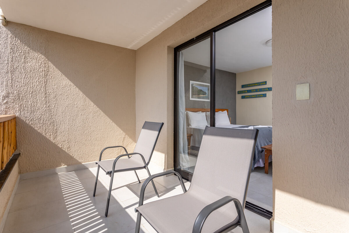 Vista da Varanda com duas cadeiras com vista para o mar e a serra de Ilhabela
