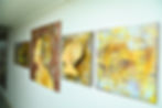 Parede branca com dois retratos de mulheres de perfil e um com arte abstrata dentro da galeria de arte do Alice Vitória Hotel Arte