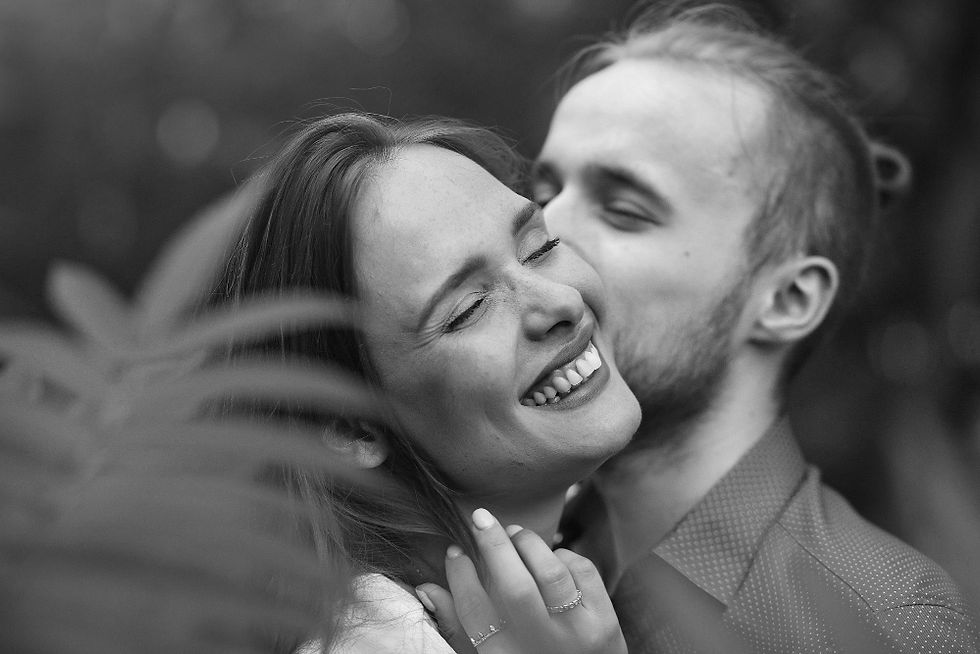 Casal feliz e sorridente, representando bem-estar emocional após processo terapêutico.