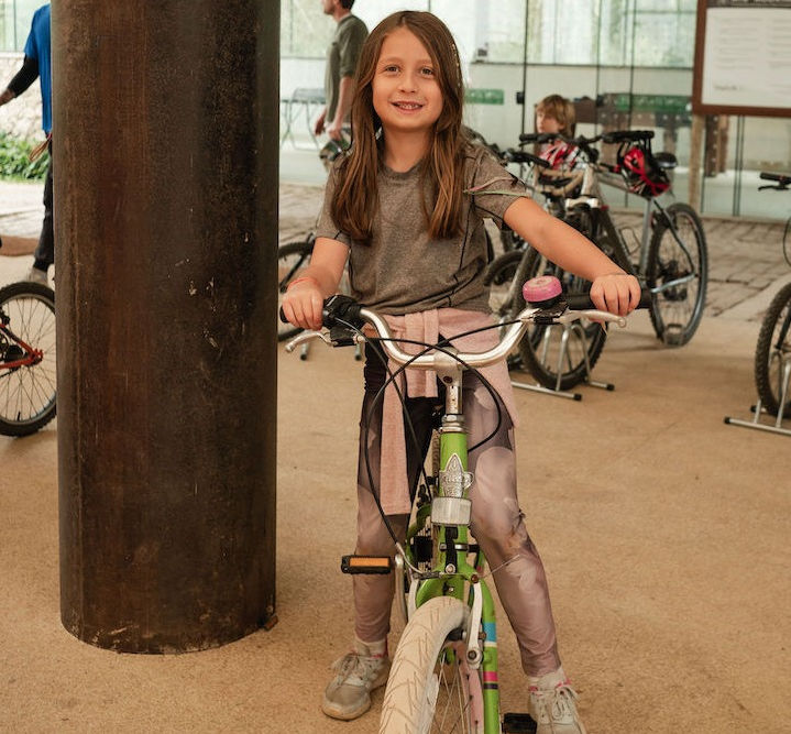 Criança em bicicleta no Hotel Fazenda Morros Verdes Ecolodge em Ibiúna SP