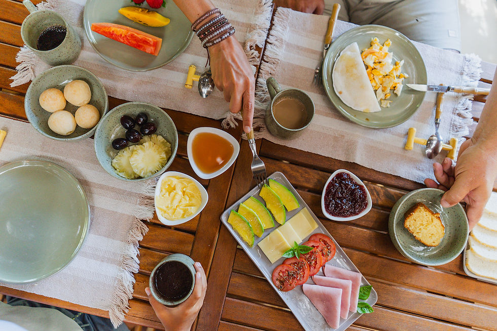 Mesa com Produtos do Café da Manhã, Praia de Algodões, Na Península de Maraú, Bahia - Jardim das Bromélias