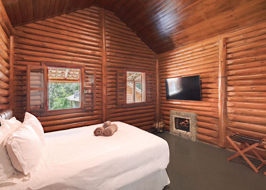 Chalé da Pousada Cachoeira da Barra em Cunha com paredes de madeira envernizadas e com duas camas de solteiro