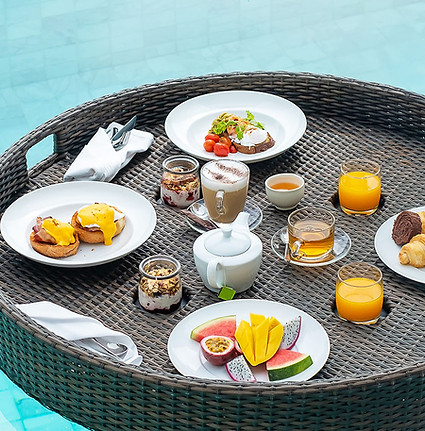 Café da Manhã flutuante, na piscina do Sais Beach Living Hotel, em Maceió, na Praia de Pajuçara