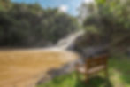 Vista da cachoeira privativa em Cunha, rodeada por vegetação, na Pousada Cachoeira da Barra