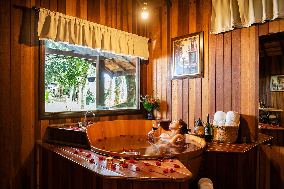 Cabana com ofurô da Pousada Cantos e Contos, localizada em Monte Verde, Minas Gerais