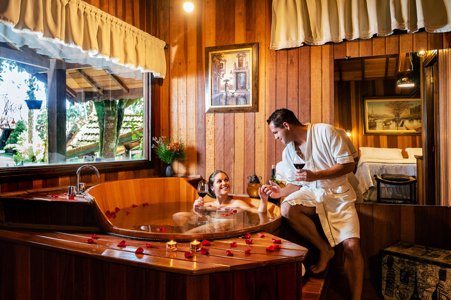 Cabana com ofurô e Lareira da Pousada Cantos e Contos, localizada em Monte Verde, Minas Gerais
