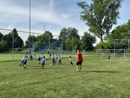 DĚTI Z TÝMŮ U7 SLAVIA KIDS ODEHRÁLY ČTVRTÝ OKRESNÍ TURNAJ MINIPŘÍPRAVEK V CHLUMCI NAD CIDLINOU 🔴⚪️⚽