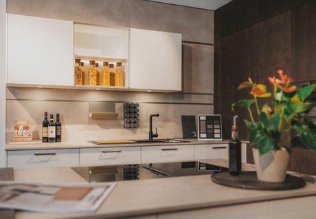 moderne, schwarze Küche, weiße Küche, Kücheninsel, Tischlerküche, Küche in unserem Küchenstudio in Bischofshofen Pongau Salzburg