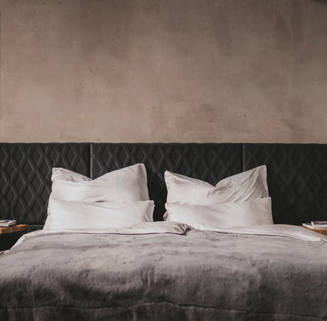 modernes Schlafzimmer, Holzbett, Zirbenbett, Eichenbett, Boxspringbett, Tischlerküche, Küche in unserem Küchenstudio Wohnstudio in Bischofshofen Pongau Salzburg