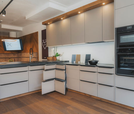 moderne, schwarze Küche, weiße Küche, Kücheninsel, Tischlerküche, Küche in unserem Küchenstudio in Bischofshofen Pongau Salzburg