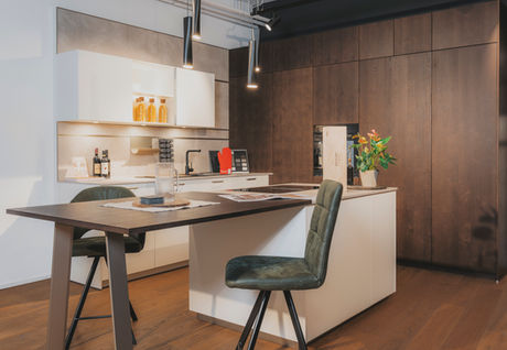 moderne, schwarze Küche, weiße Küche, Kücheninsel, Tischlerküche, Küche in unserem Küchenstudio in Bischofshofen Pongau Salzburg