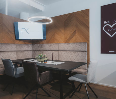 moderne, schwarze Küche, weiße Küche, Kücheninsel, Tischlerküche, Küche in unserem Küchenstudio in Bischofshofen Pongau Salzburg