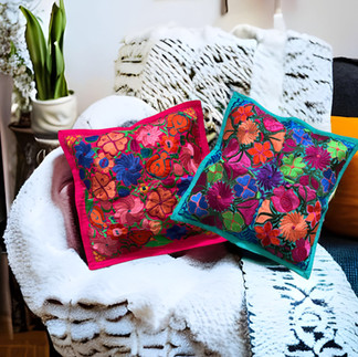 COJINES BORDADOS