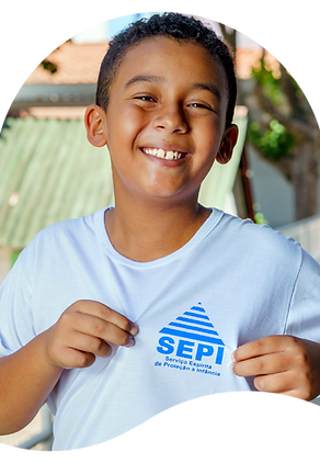 Menino mostrando a camiseta do SEPI
