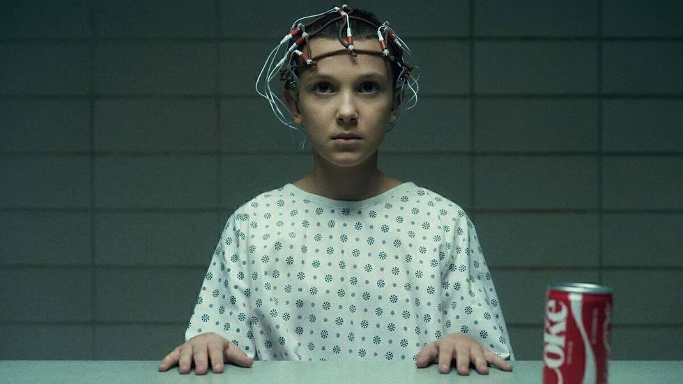 Cena de Stranger Things com Eleven e uma lata de Coca-Cola