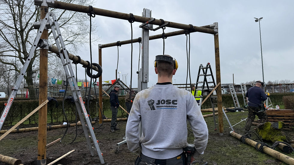 Jesse controleert of de afmetingen goed zijn en alles waterpas staat. 