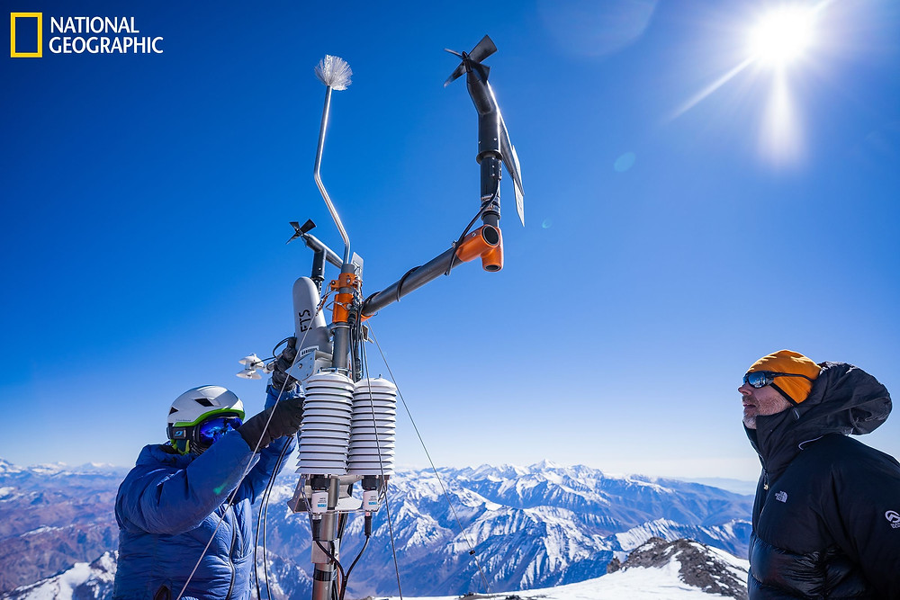 Baker Perry, Fernando Urbina, Franco Buglio y Diego González, parte de Perpetual Planet Expedition 2021 de National Geographic y Rolex, al Volcán Tupungato, practican el montaje de la estación meteorológica por debajo de la cima al Volcán Tupungato, en preparación para su instalación cerca de la cumbre. Foto de Armando Vega/National Geographic