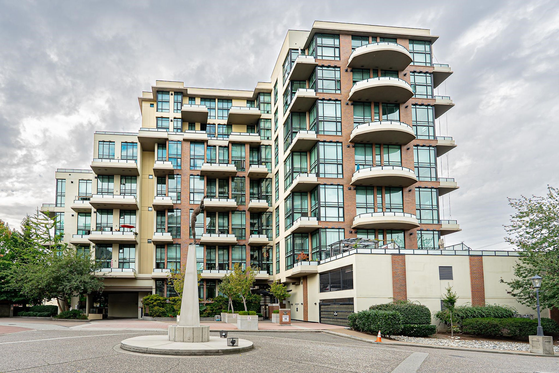 Industrial style loft with 17 foot floor to ceiling windows sold at New West Quay.