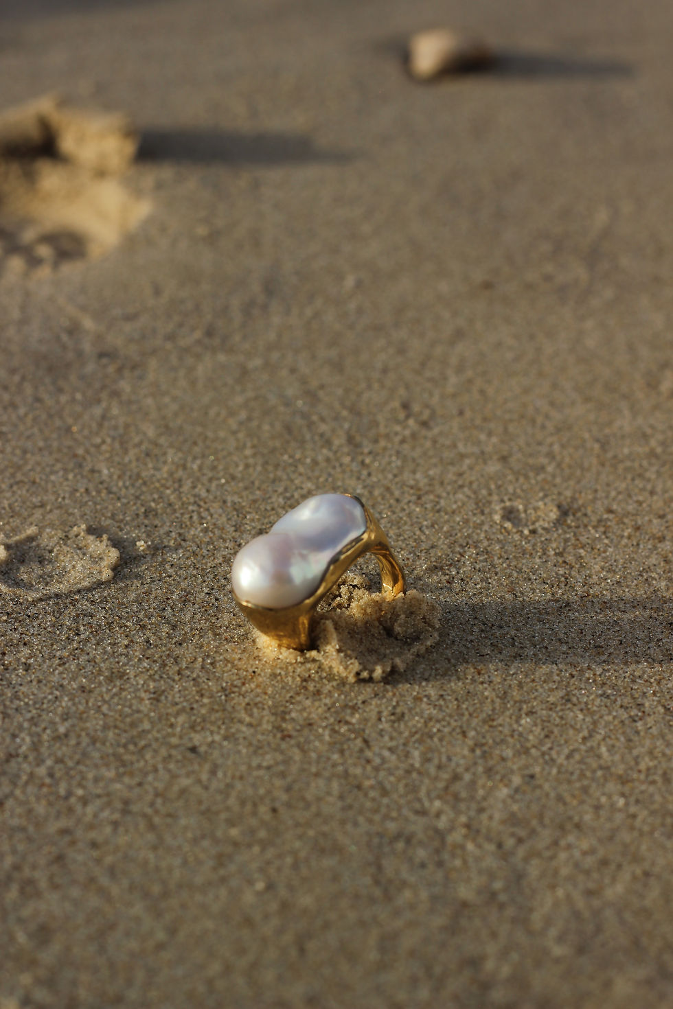 Thumbnail: Ring  with white baroque pearl and gilding