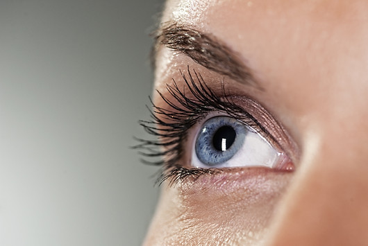 Blaues Auge auf grauem Hintergrund