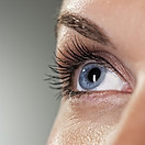 Primer plano de un ojo azul