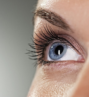 oeil bleu sur fond gris