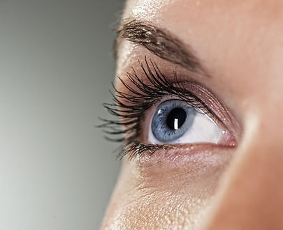 Blaues Auge auf grauem Hintergrund