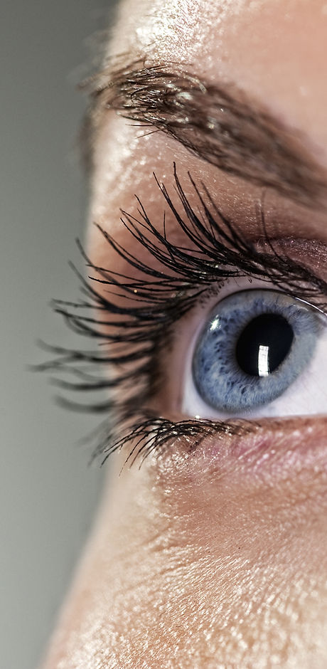 Blaues Auge auf grauem Hintergrund