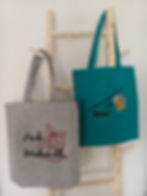 Handgemachte Textiltaschen: Frohe Weihnachten und Bier.