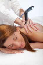 インディバ施術中の女性モデル 名古屋市悶絶整体いとう施術院