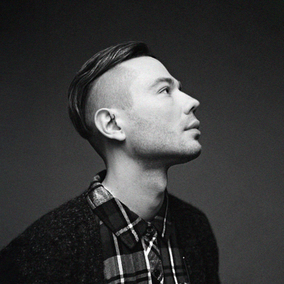 פורטרט סטודיו שחור לבן של מעצב השיער קוסטה וינו