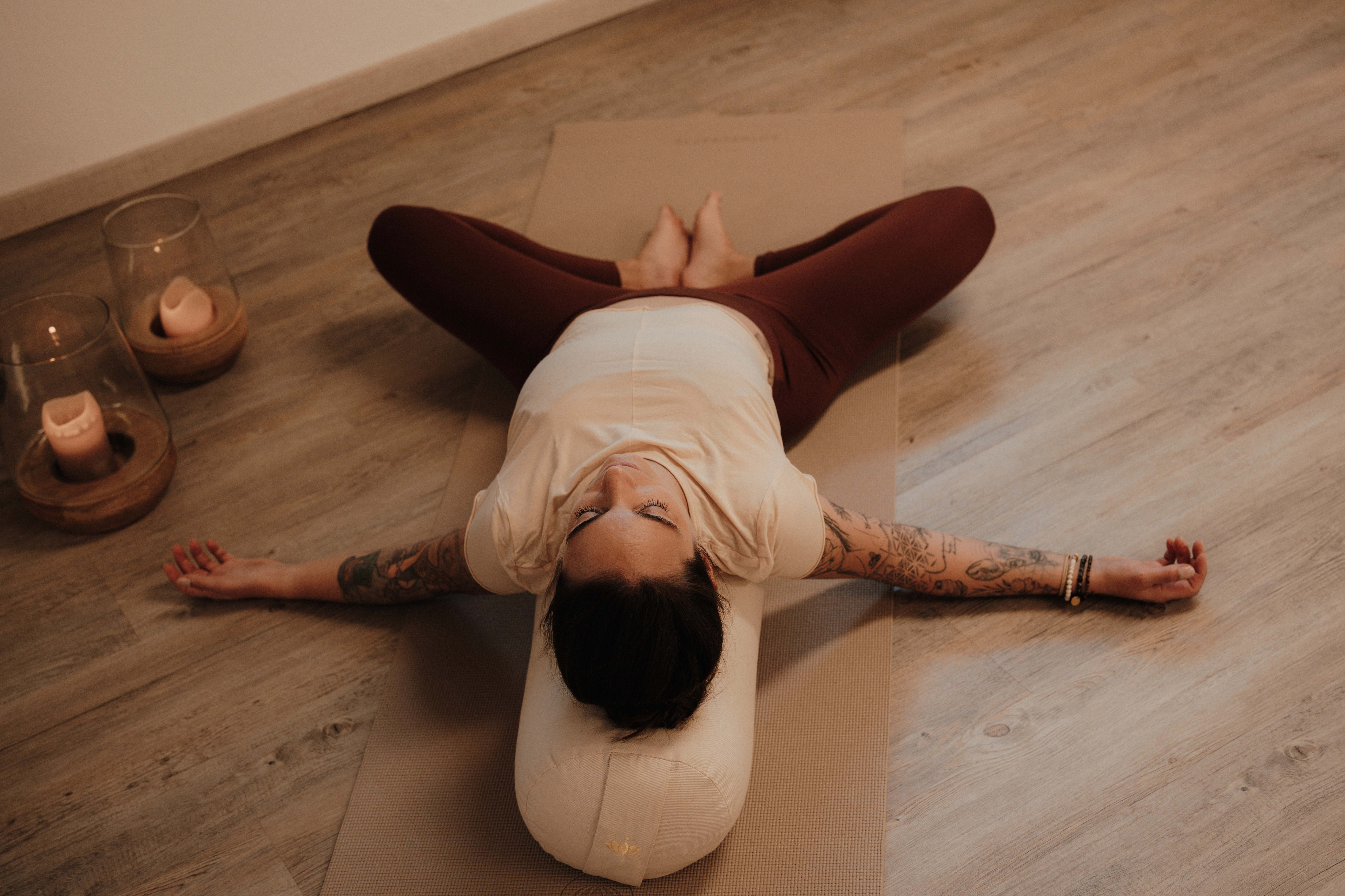 Yoga im Kerzenschein