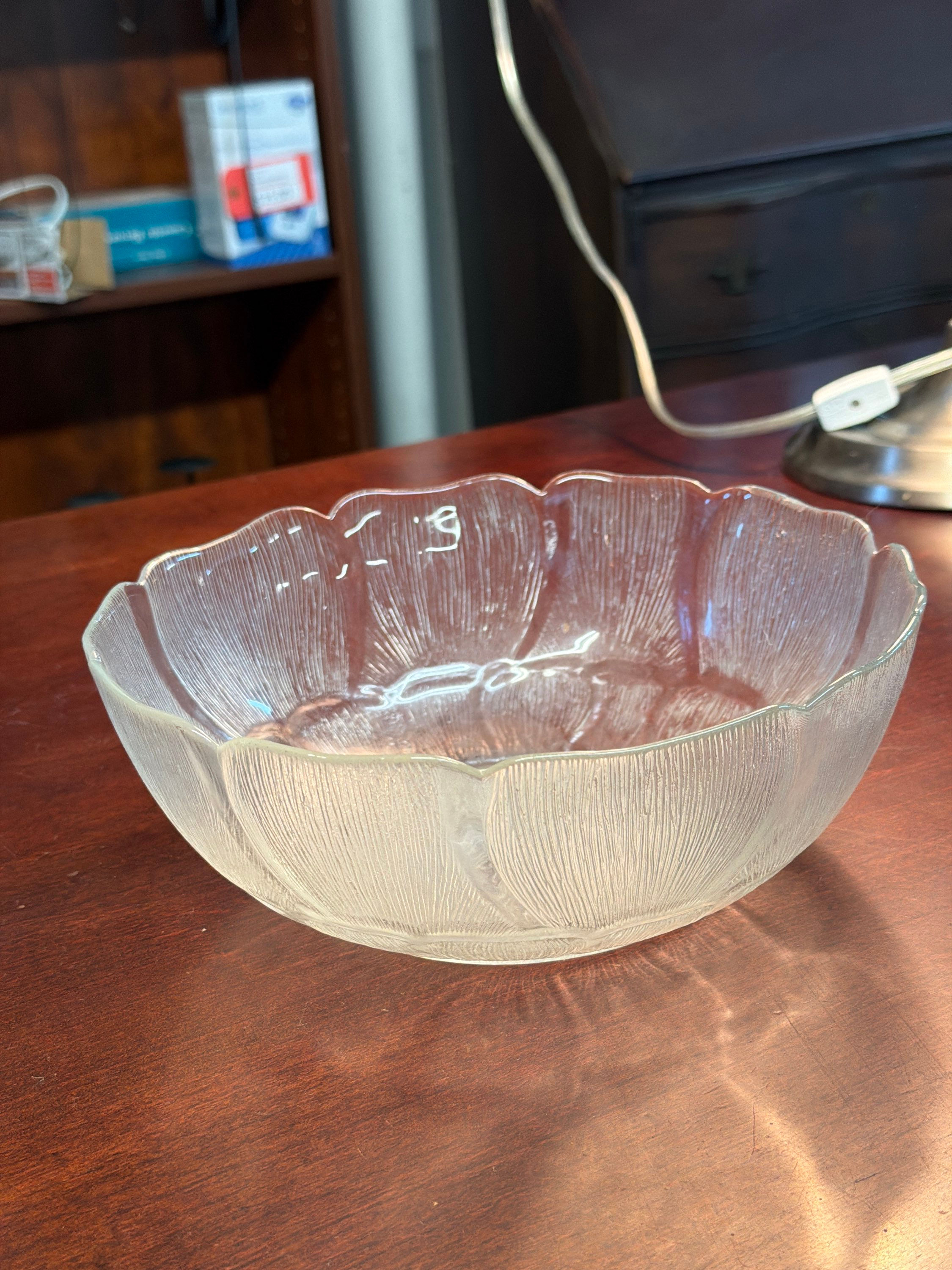 9" PRESS GLASS BOWL ARCOROC "FLEUR" FLOWER