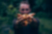 dider-curcuma-bio-tenu-mains.jpg