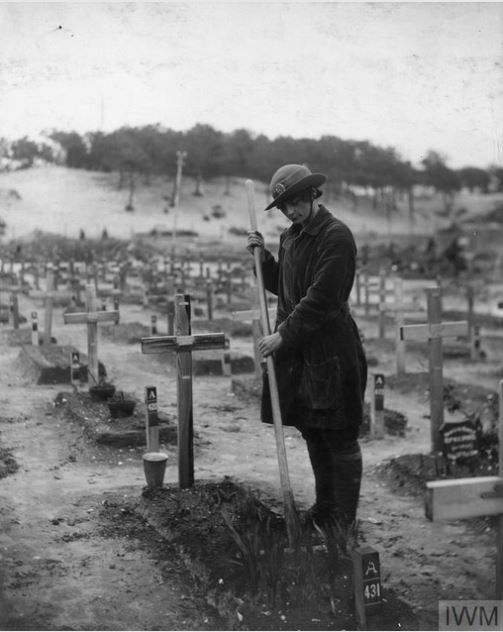 A WAAC member tending a British war grave in France during WW1. Courtesy of Imperial War Museum.