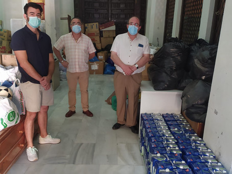 Repartiendo leche a Cáritas de Andújar, Jerez y a la Casa de la Misericordia de San Gabriel