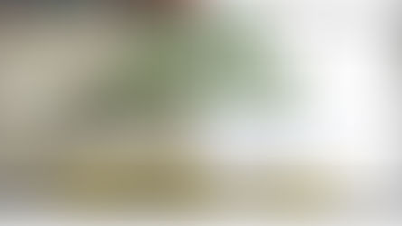 apa do post 'Desafio 02' mostrando uma simulação 3D no Factory IO com caixas em uma esteira e um sensor de contagem. Ao fundo, a tela do CODESYS exibe a lógica Ladder com blocos de contador (CTU) e temporizador (TON). Texto em destaque: 'DESAFIO 02: CONTADOR DE PRODUÇÃO'.