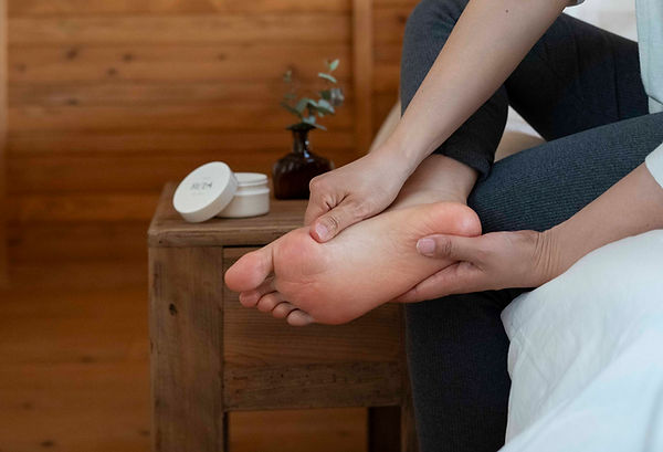 RELAかかとクリームを塗る