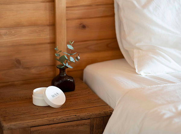 寝室に置かれたRELAかかとクリーム