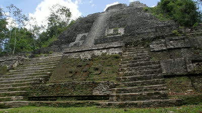 mayan temple at lamanai