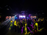 Invitados bailando en una boda ambientada por el grupo musical versátil U-Party