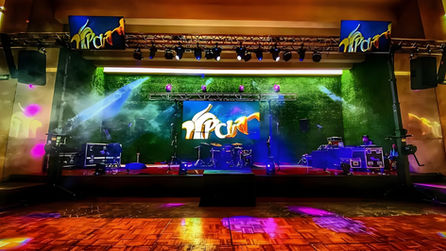 Grupo Musical Versátil U-Party en evento de lujo, proyectando arquitectura musical y elegancia.