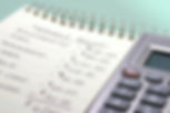 Libreta y calculadora para definir presupuesto para cumpleaños
