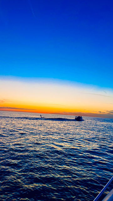 wakeboarden achter een boot bij zonsondergang :-)