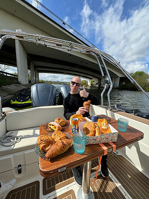 Samen tafelen op het water.