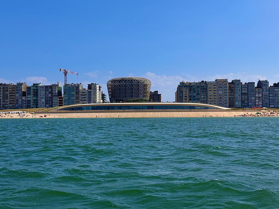 Silt gebouw in Middelkerke gezien vanop zee